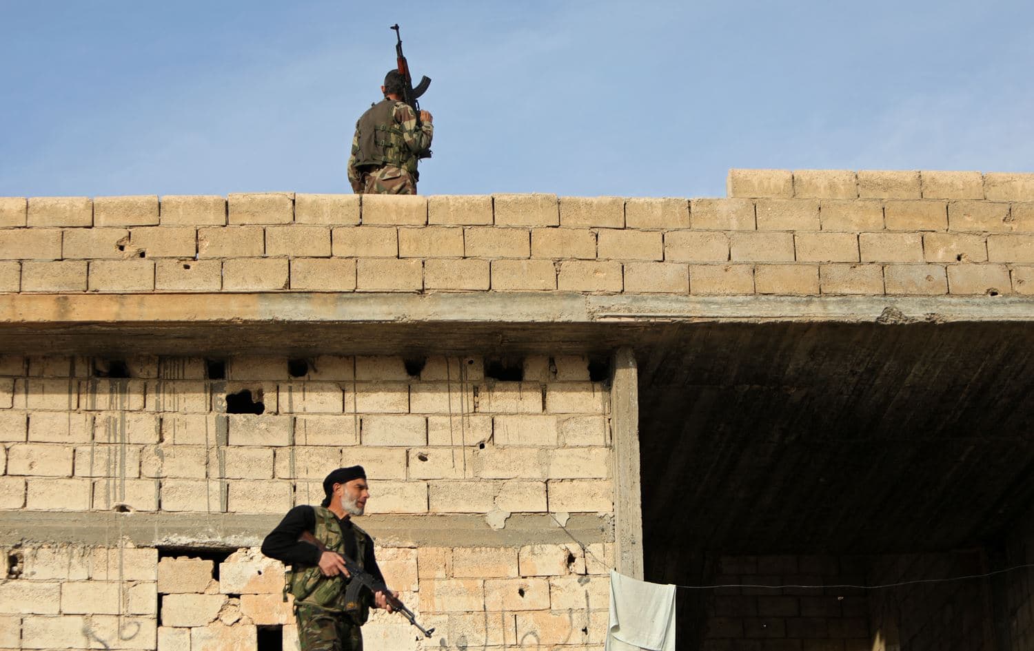 Turkey-backed Syrian fighters stand guard in Jarablus close to the border with Turkey in the rebel-held north of Syria's Aleppo province, on November 21, 2022. Photo: Bakr Alkasem/AFP