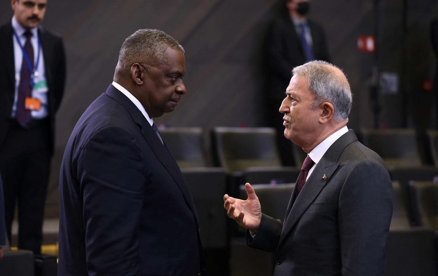 Hulusi Akar'ın ABD Savunma Bakanı Lloyd J. Austin III ile Brüksel'de ayak üstü görüşürken / Foto: AFP