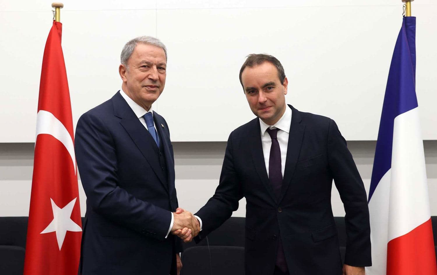 Wezîrê Berevaniyê yê Tirkiyê Hulusî Akar û Wezîrê Berevaniyê yê Fransayê Sebastien Lecornu