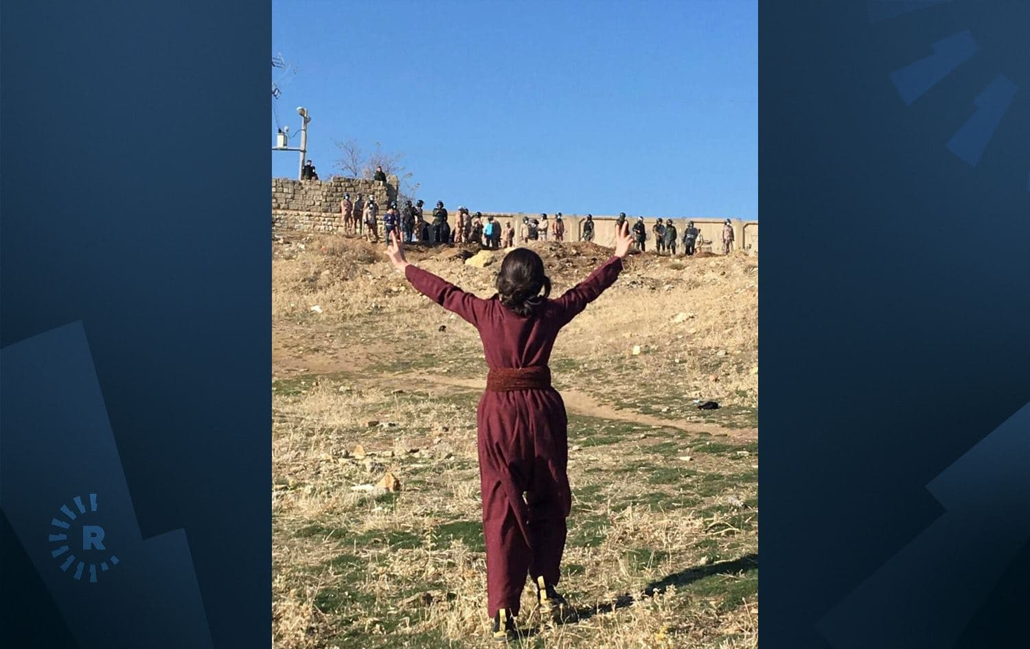 A young girl raising the victory sign in front of security forces, including the Basij forces, in Javanrud on December 31, 2022. Photo: Hengaw Human Rights Organization.