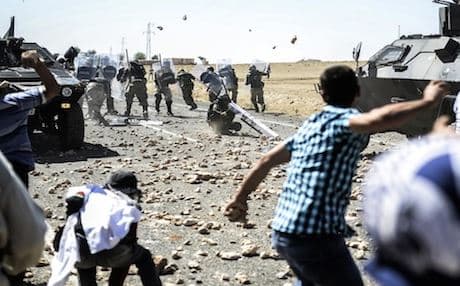 One protester told Rudaw : “The attempts of the Turkish government to stop us are futile, since Kobane is under a serious threat posed by the ISIS militants.” Photo: AFP