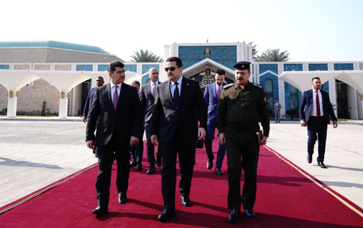 رئيس الوزراء العراقي محمد شياع السوداني أثناء مغادرته بغداد