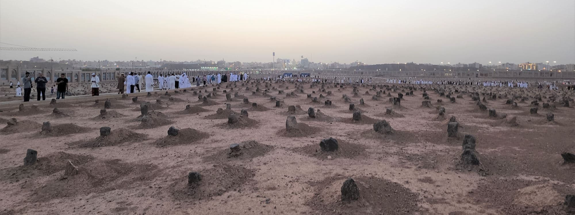 بە وێنە؛ گۆڕستانی بەقیع لە مەدینە گۆڕی 10 هەزار هاوەڵی پێغەمبەر (د. خ)ی تێدایە