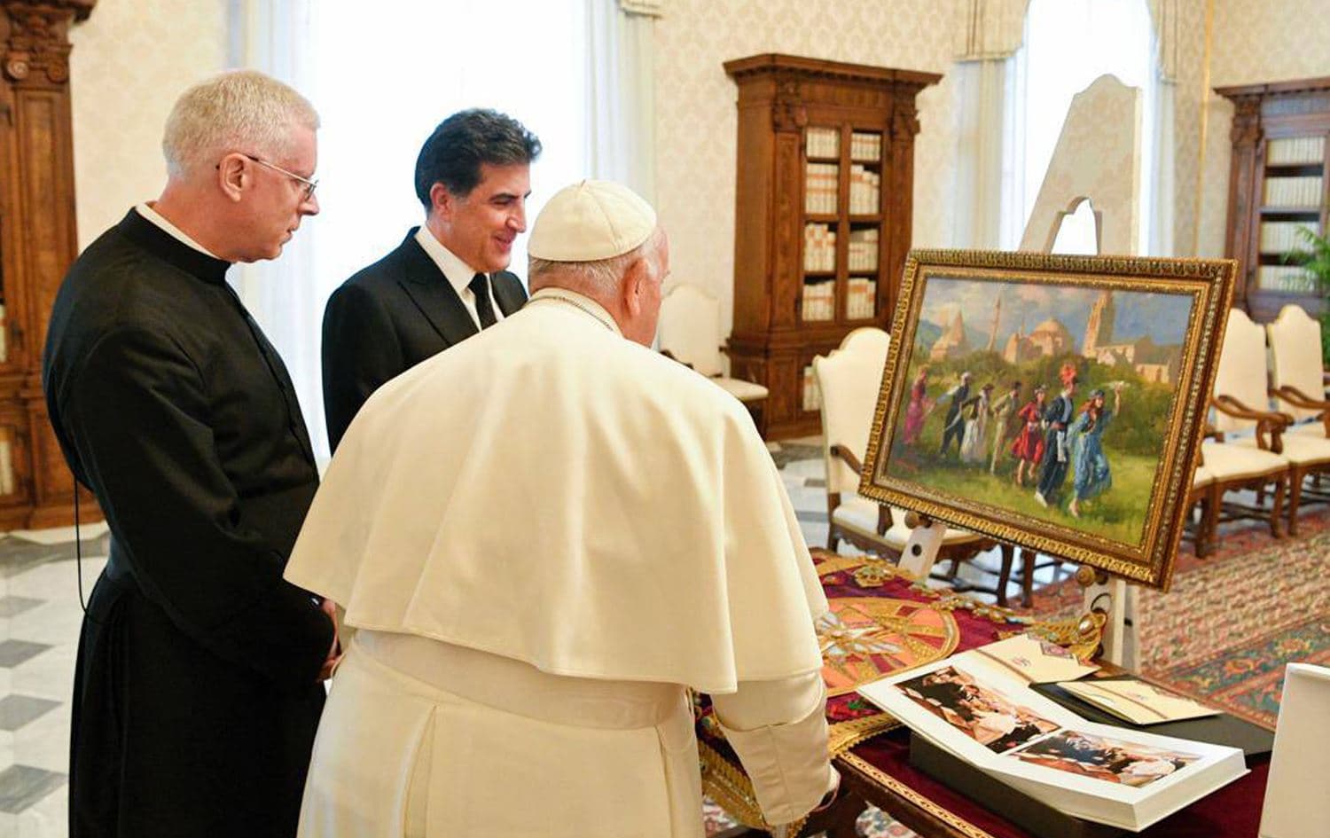 Kurdistan Region President Nechirvan Barzani gifted a painting by a Kurdish artist to Pope Francis during his visit to Vatican City on April 13, 2023. Photo: President Barzani's office