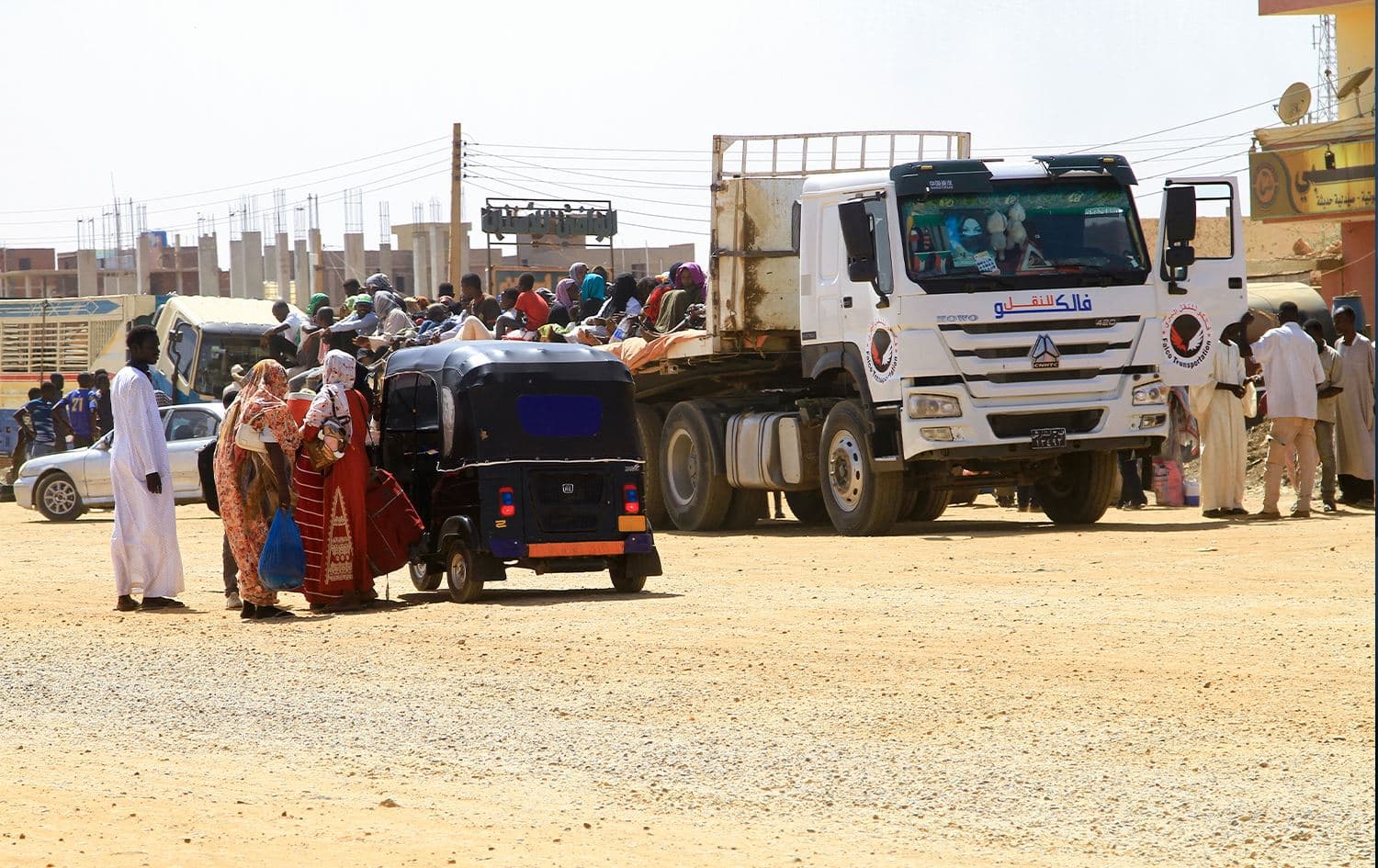 People flee the southern part of Khartoum as street battles between the forces of two rival Sudanese generals continue on April 21, 2023. Photo: Ebrahim Hamid/AFP