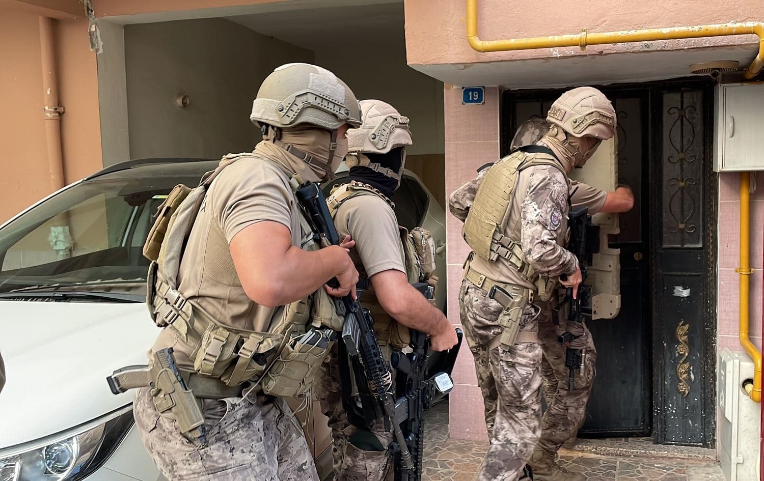 Li Mêrsinê biryara desteserkirina 28 kesan hat dayîn