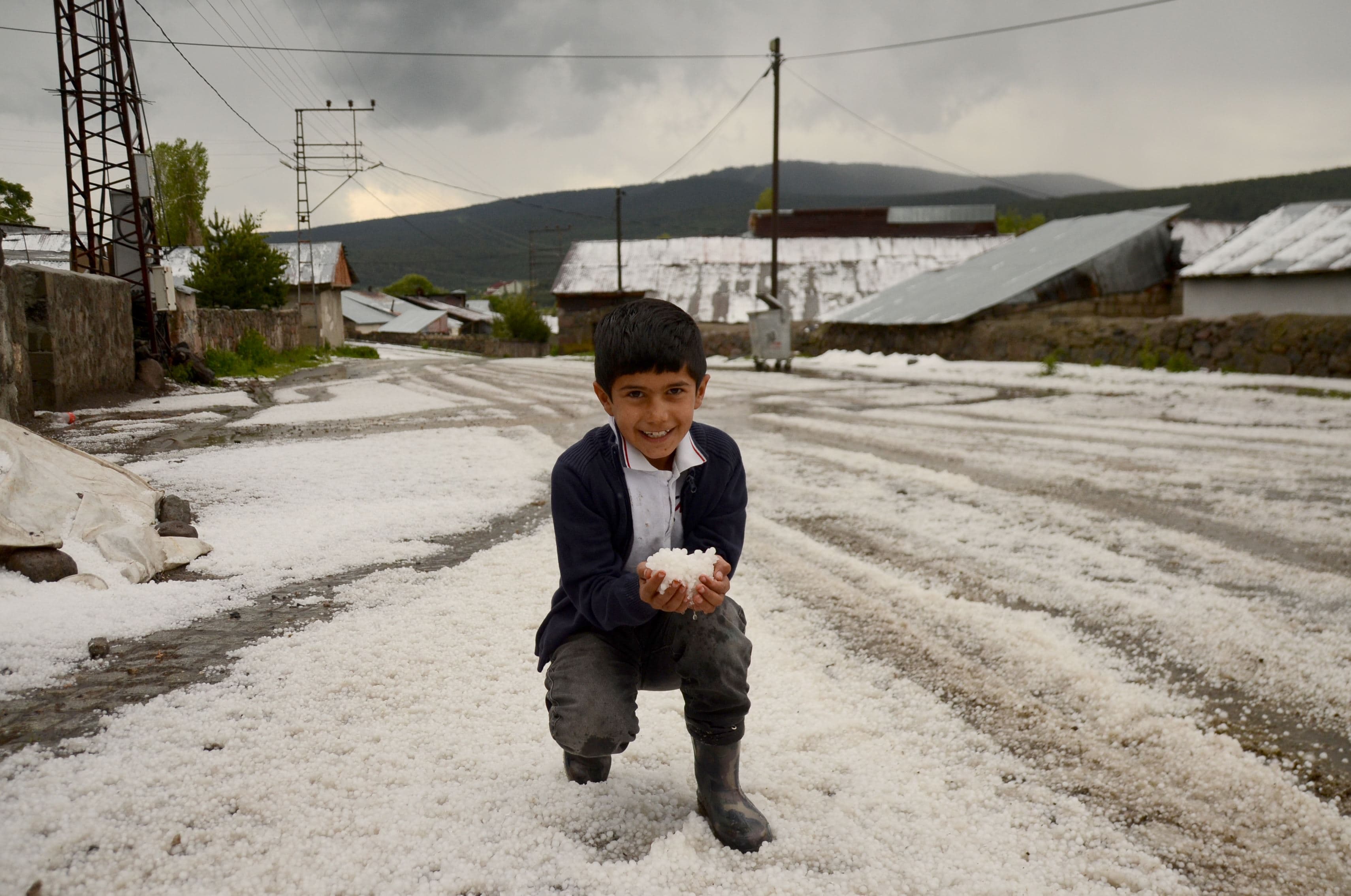 gelek deverên Bakurê Kurdistanê  zîpikê lê kir û erd sipî kir