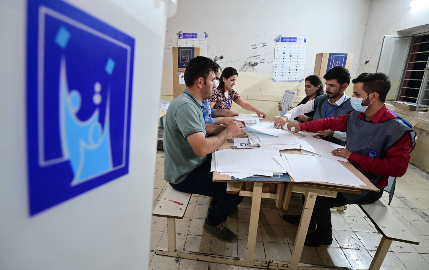 Poll watchers in Erbil during the Iraqi parliamentary elections on October 10, 2021. Photo: Bilind T. Abdullah/Rudaw