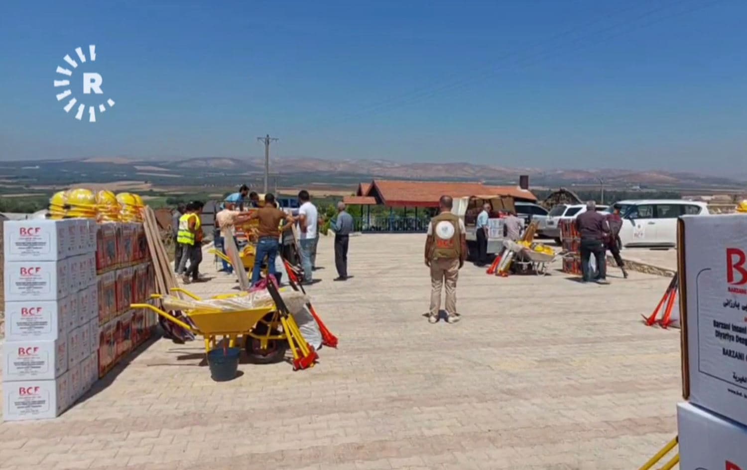 Dezgeha Xêrxwaziya Barzanî alîkariyên xizmetguzariyê da şaredariyên Efrînê
