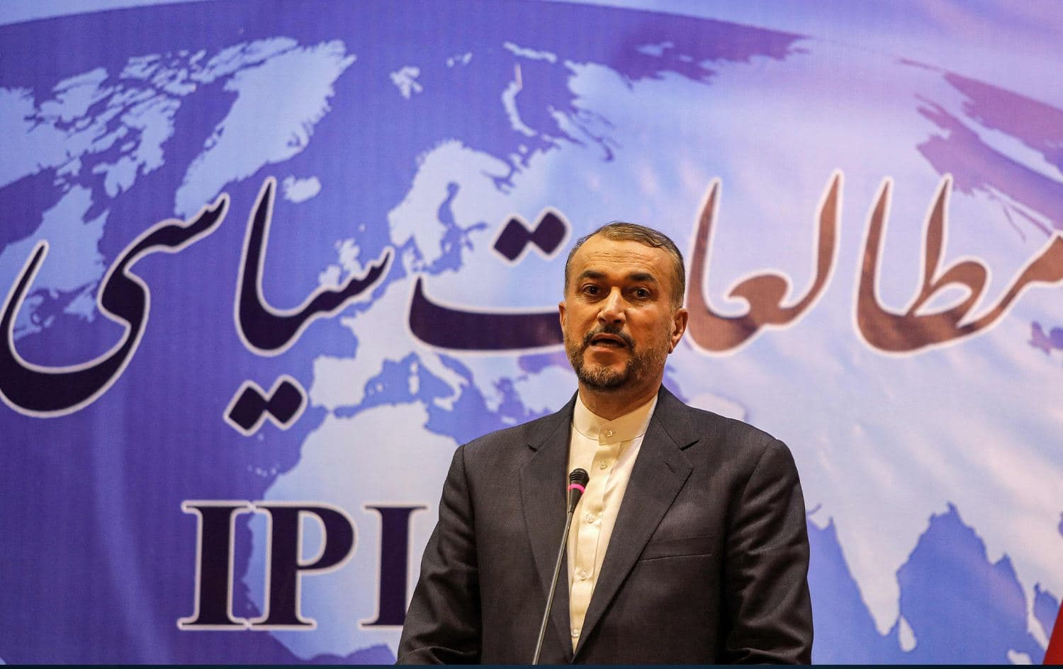  وەزیری دەرەوەی ئێران: کاتێک کە شتەکە دێتە سەر سەربەخۆیی و سەروەریی خاک، ئێمە هیچ گوتەیەک لە هیچ کەسێك قبووڵ ناکەین. وێنە: ATTA KENARE / AFP