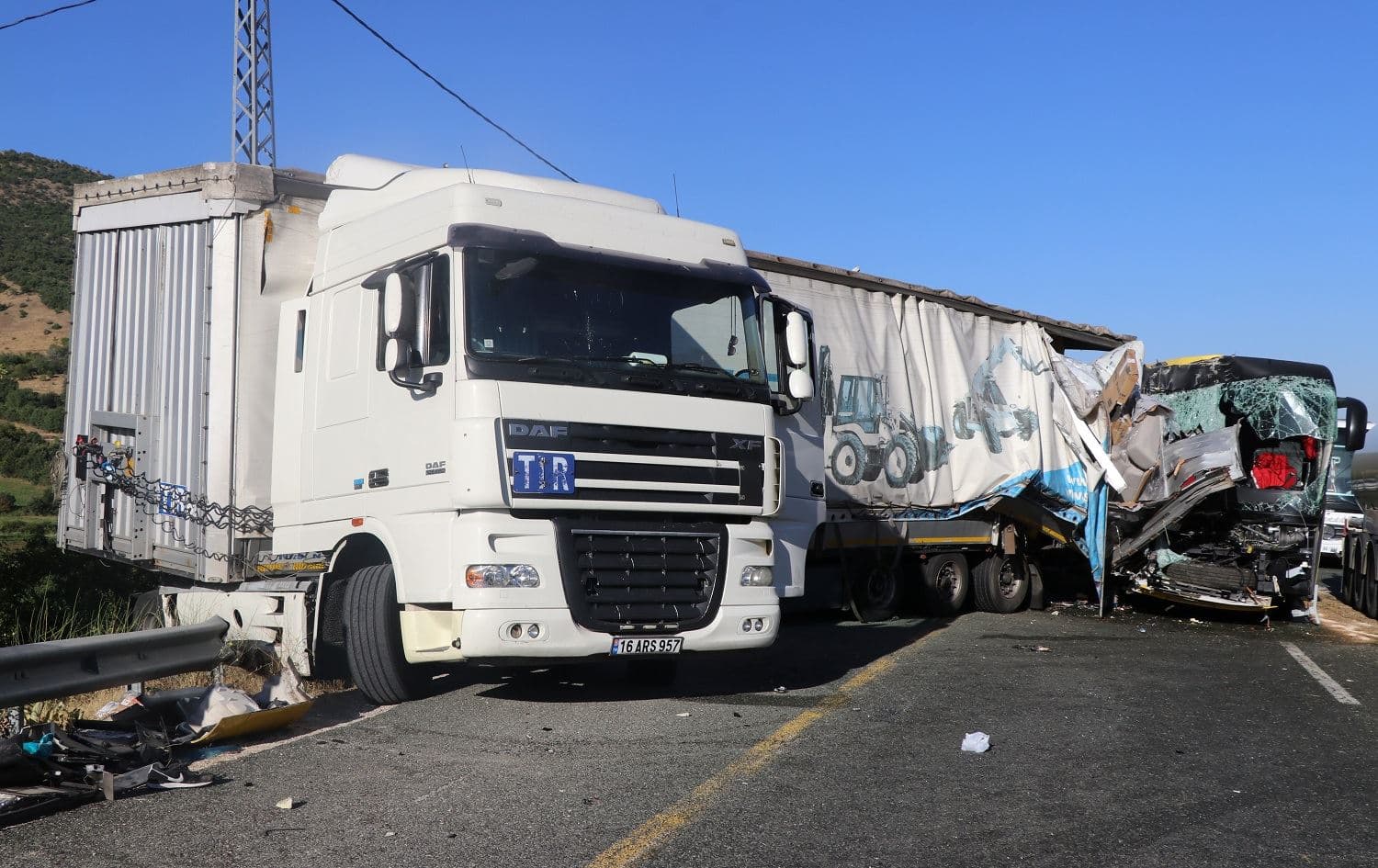 Li Xarpêtê otobûsa rêwiyan û barhilgirek li hev qelibîn: 1 mirî, 34 birîndar