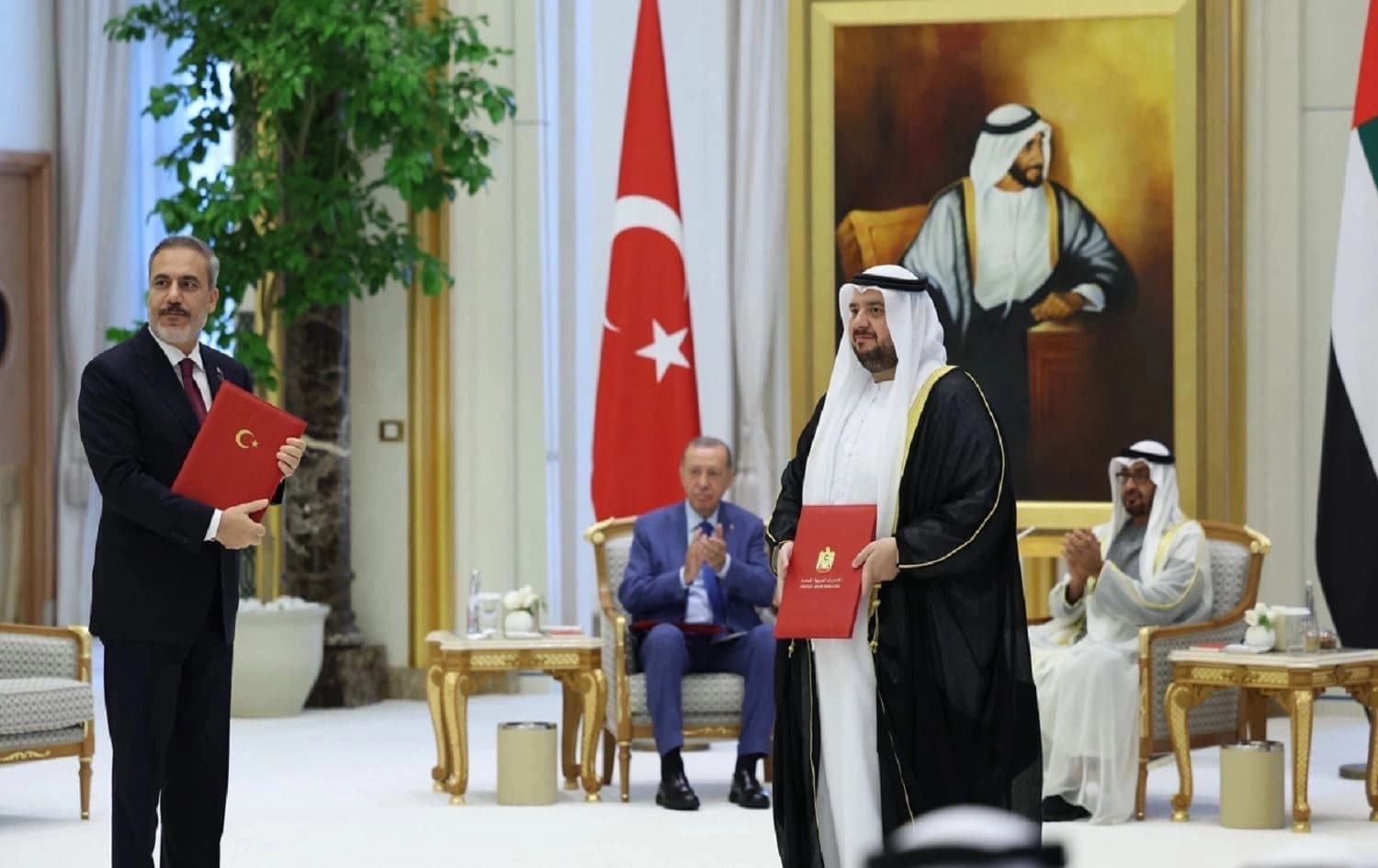  Erdogan û Serokê Îmaratê Şêx Mihemed Bîn Zayed el Nahyan li ser weberhênana di sektorên cuda de li hev kirin.