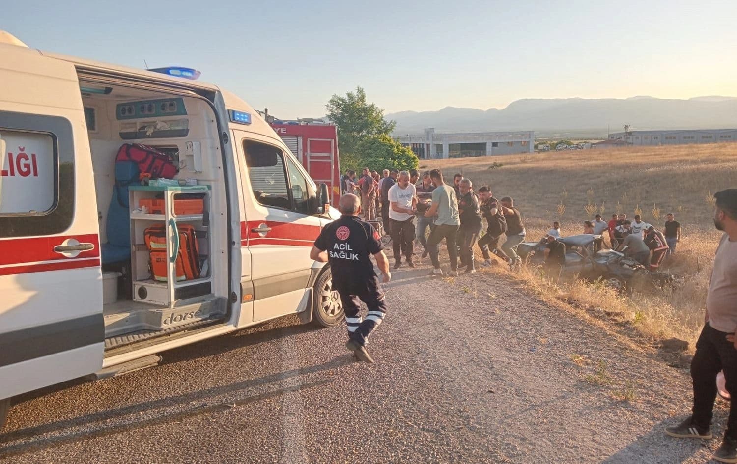 Li Meletiyê du otomobîl li hev qelibîn