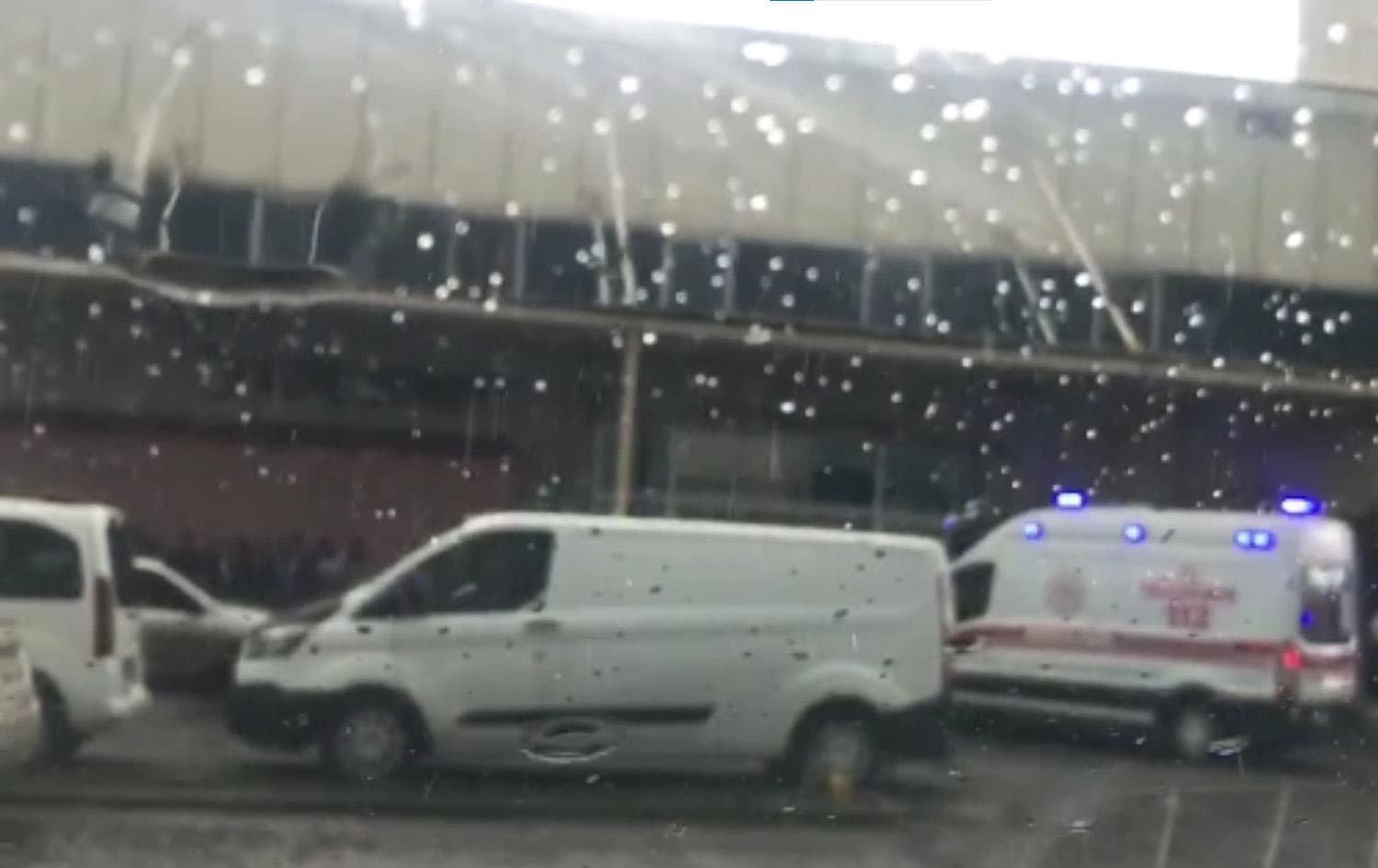 Ambulanseke ku birîndarek bir nexweşxaneyê. Wêne: AA