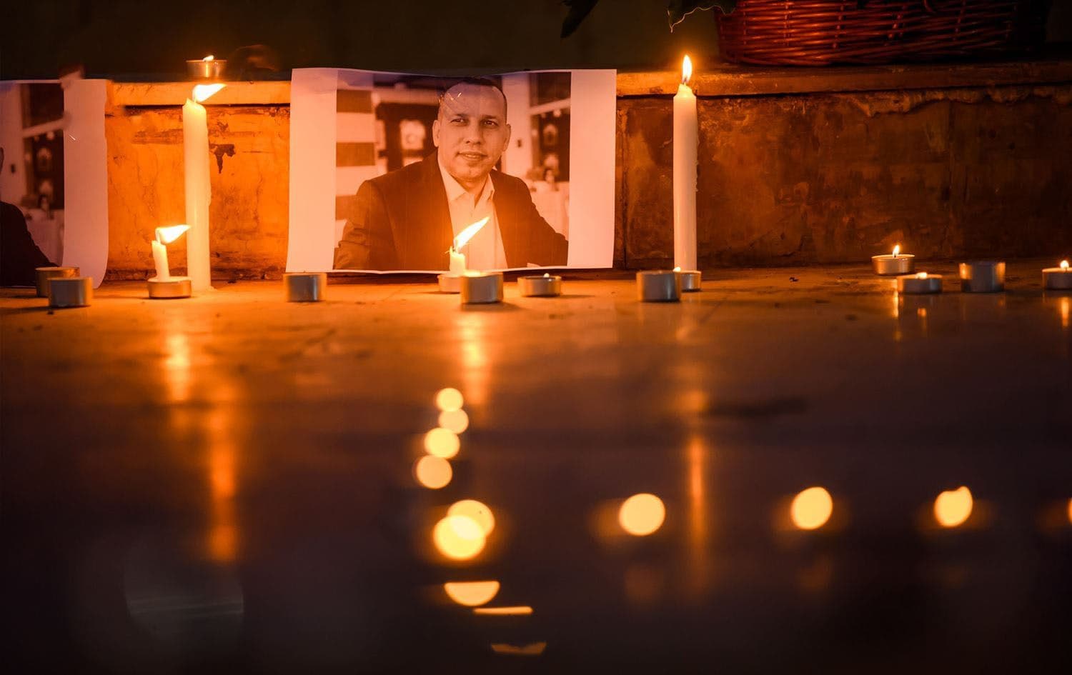 Friends and admirers of Husham al-Hashimi pay their respect to the slain Iraqi security expert in  Erbil's Sami Abdulrahman park on July 11, 2020. Photo: Bilind T. Abdulla/Rudaw