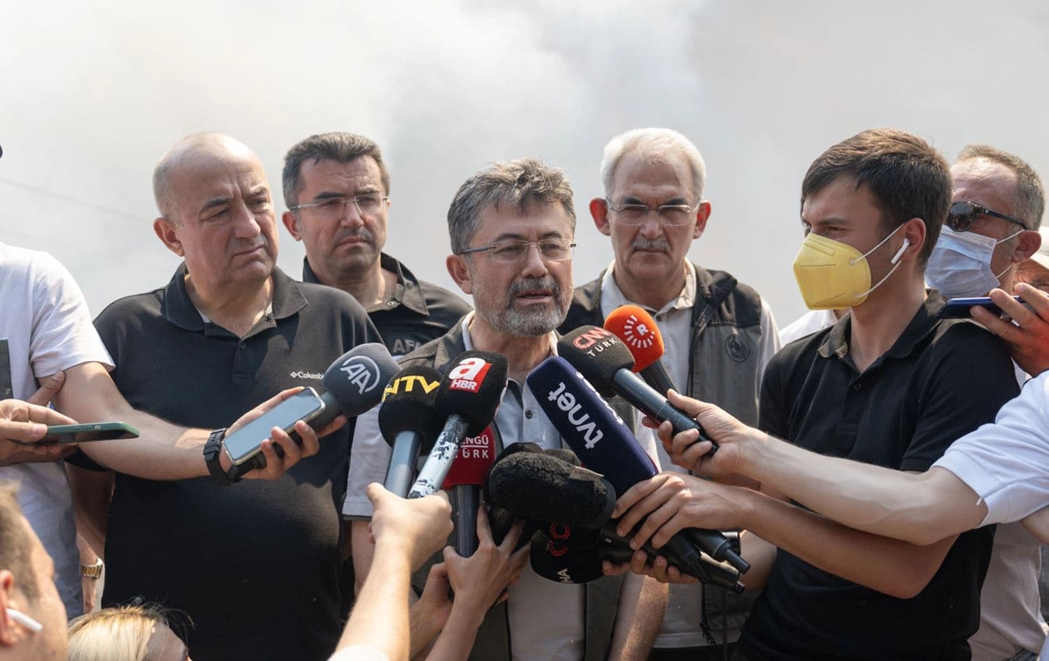 Yumaklı, basın mensuplarına açıklama yaparken