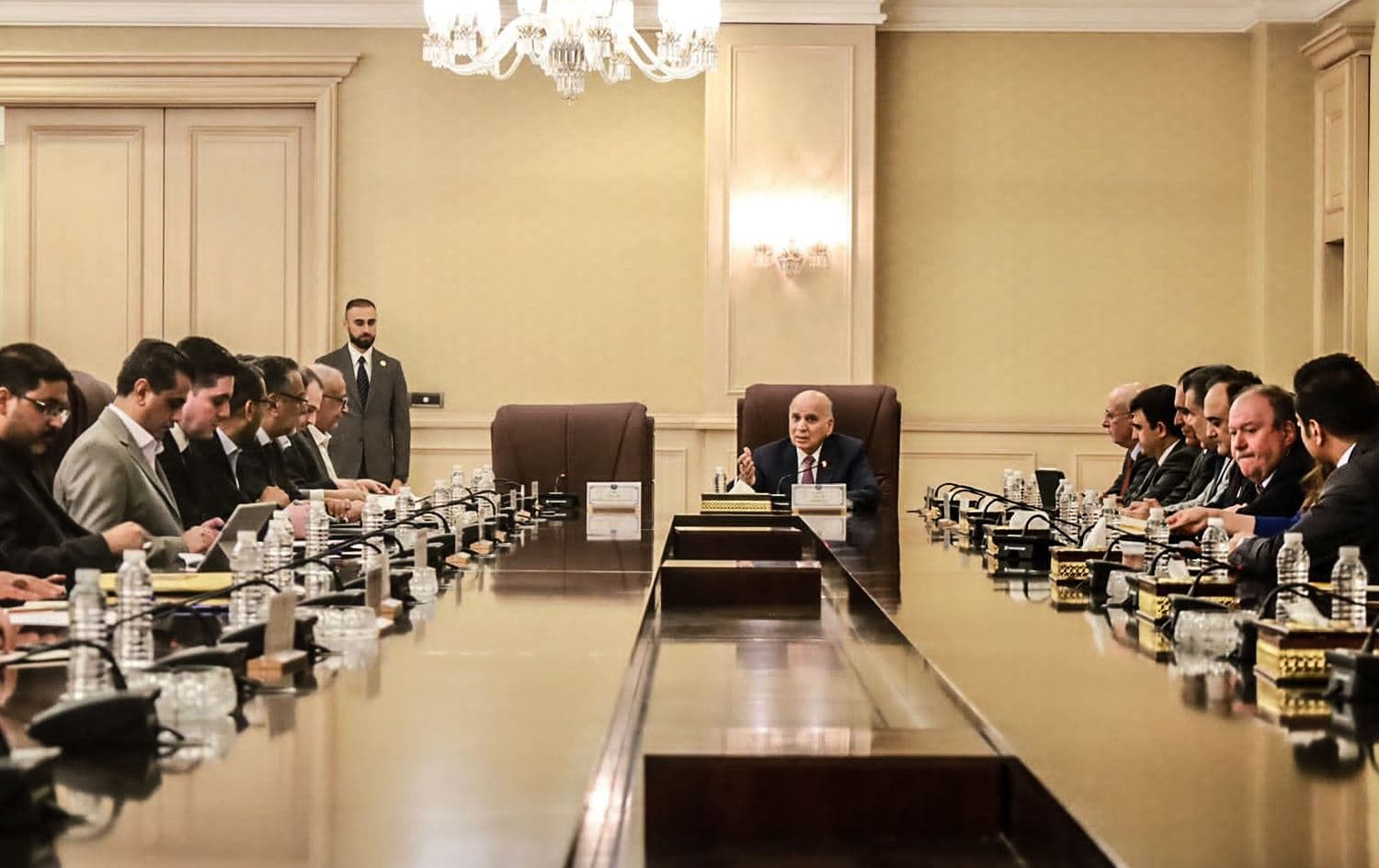  دیمەنێکی کۆبوونەوەکە کە بەسەرپەرشتیی فوئاد حوسێن کرا، وێنەکە لەلایەن وەزارەتی دارایی و ئابوورییەوە بڵاوکراوەتەوە