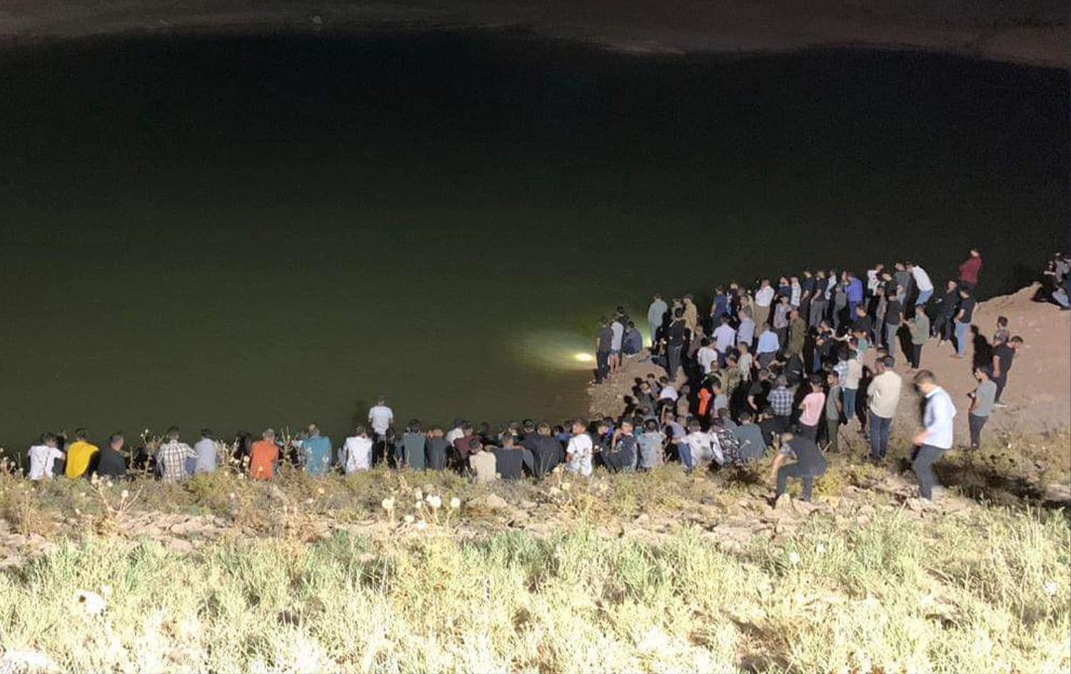 خەڵک لە چاوەڕوانیی دەرهێنانی تەرمی منداڵەکە لە بەنداوی ناحیەی دەرکار