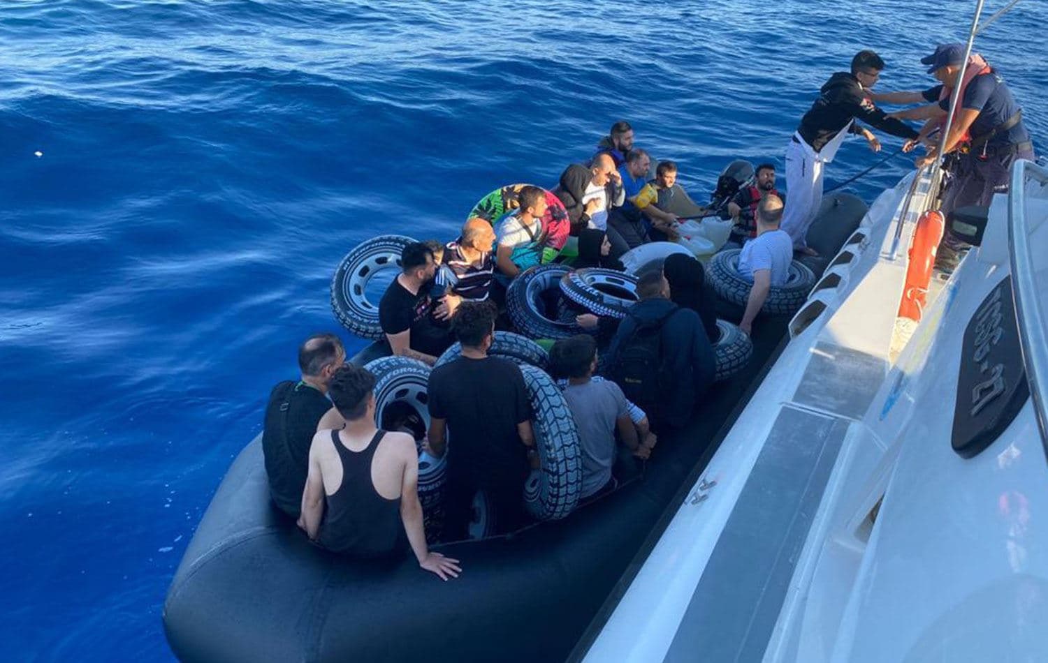 Muğla'nın Fethiye ilçesi açıklarında yakalanan göçmenler. / AA 