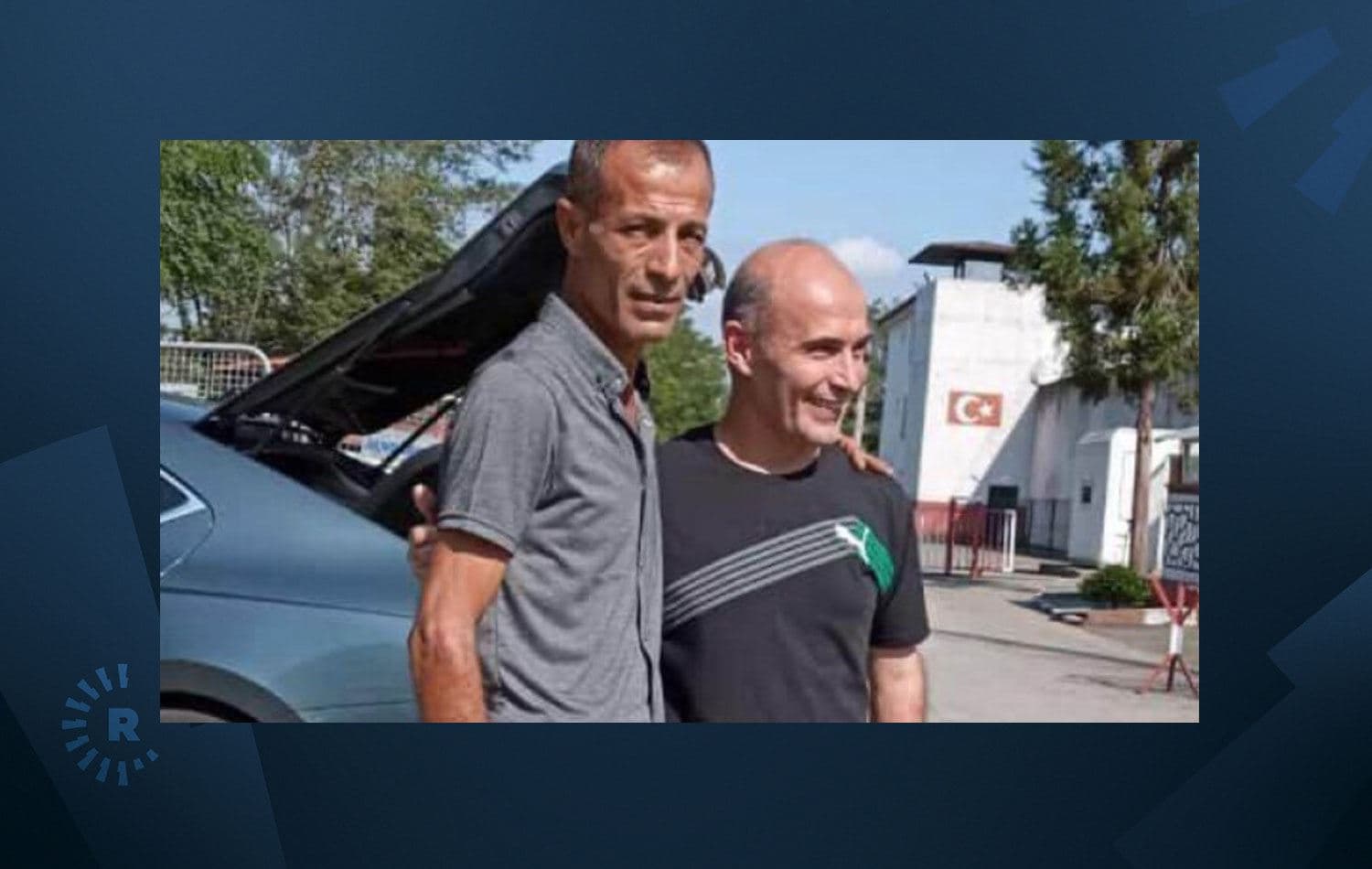 Bayram Aslan (önde) cezaevi önünde yakınları tarafından karşılandı. 