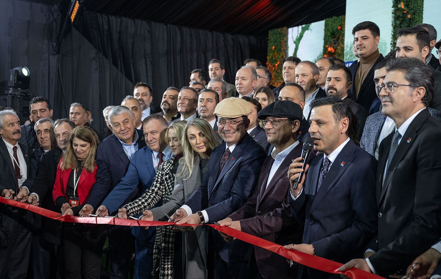 CHP Genel Başkanı Özgür Özel, İBB Başkanı Ekrem İmamoğlu ile partinin 81 il başkanı, "Büyükdere Atatürk Fidanlığı"nın açılış törenine katıldı. / AA