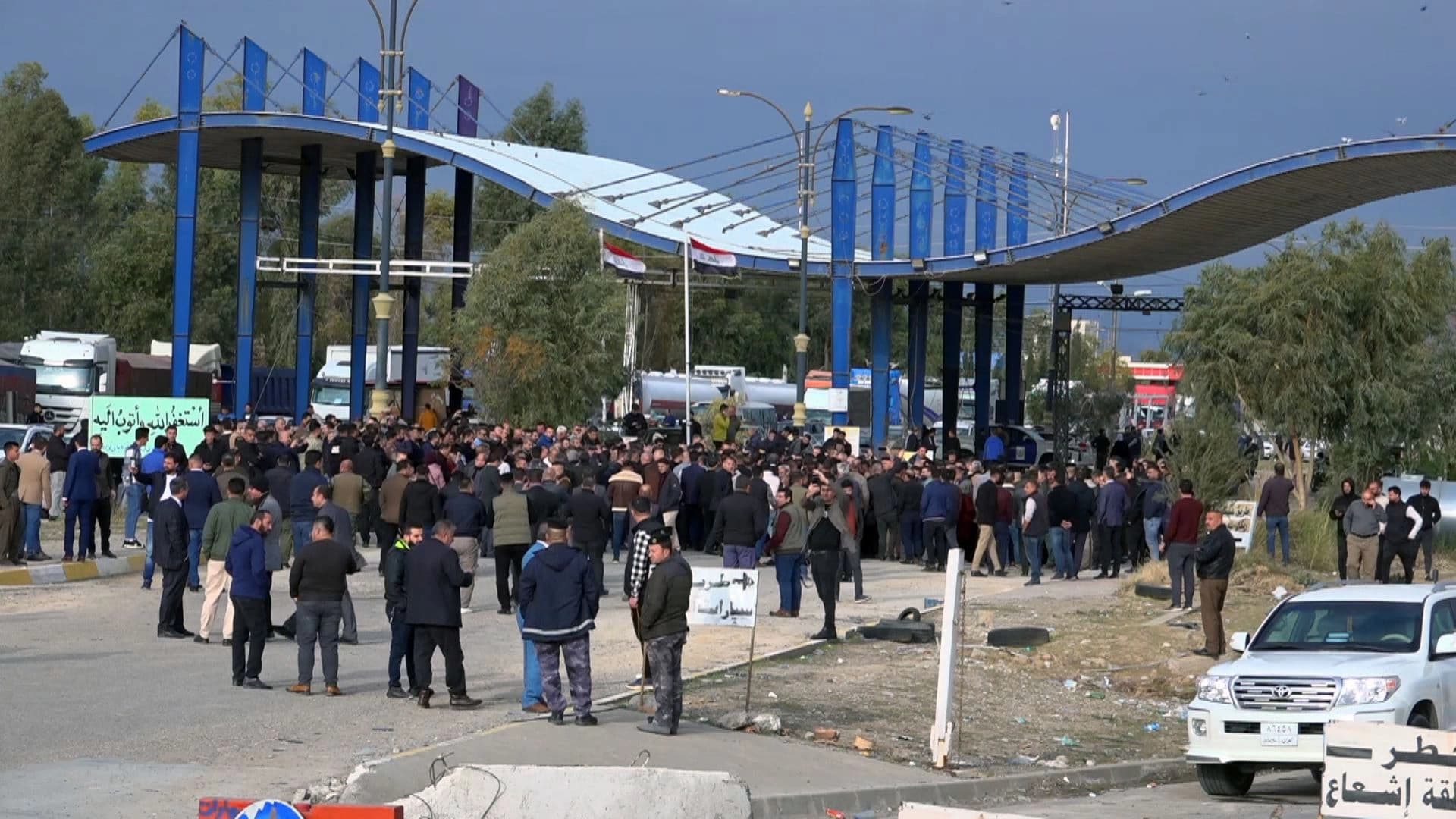 Kurdistan Region's striking teachers were prevented from taking their protests to Baghdad after being barred from crossing the Sulaimani-Kirkuk checkpoint on November 26, 2023. Photo: Rudaw/screengrab