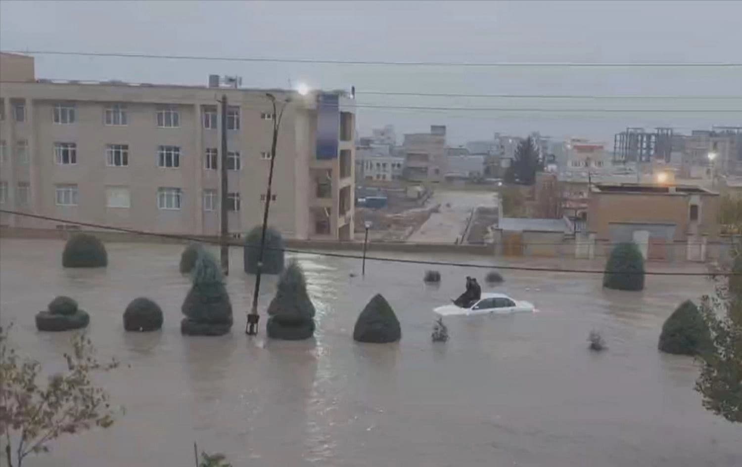 Li bajarê Dêloranê av çû nava çend malan