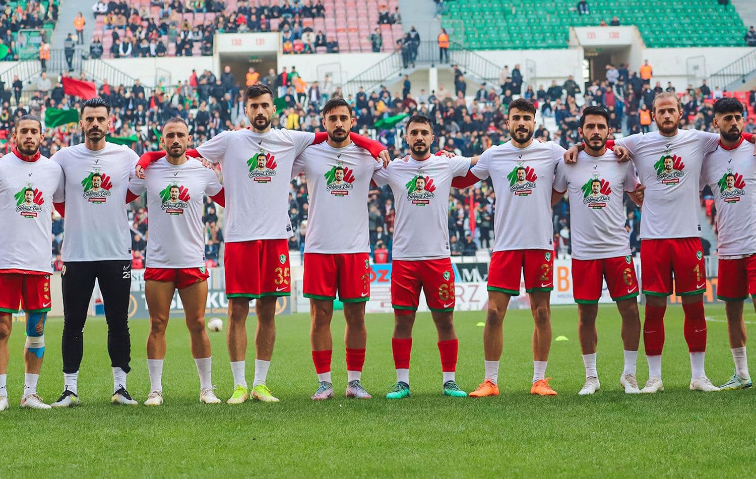 Amedspor ısınmaya Şehmuz Özer tişörtüyle çıktı. / Foto: @amedskofficial