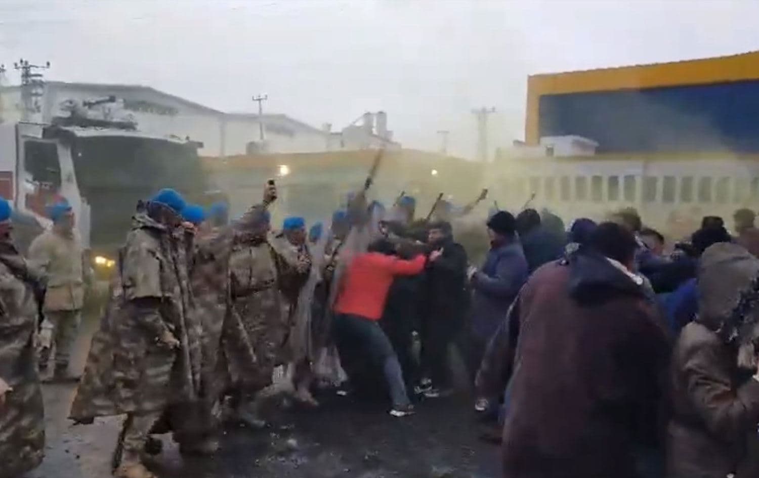 Cendirmeyan êrişî karkerên Ozak Tekstîlê kir