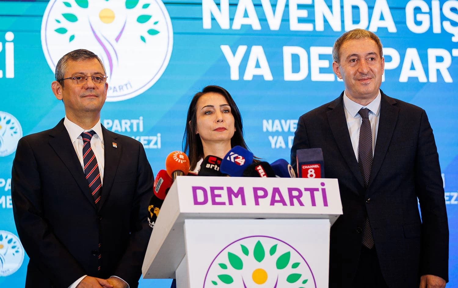 Görüşme sonrası liderlerin açıklamasından kare