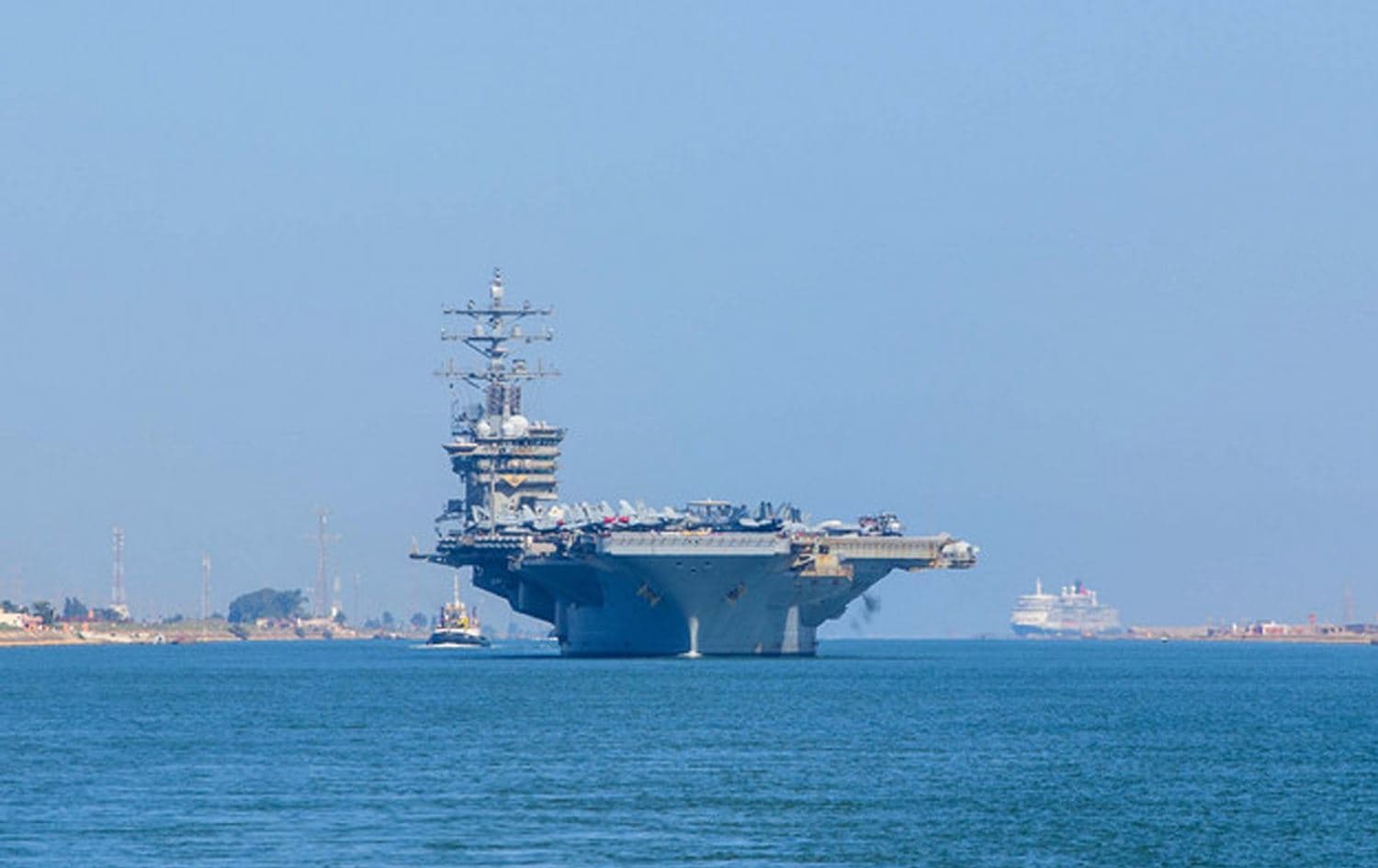 کەشتیی USS Dwight Eisenhower رۆژی 4ـی نۆڤەمبەری 2023 بە کەناڵی سوێزدا دەڕوات. وێنە: هێزی دەریایی ئەمریکا