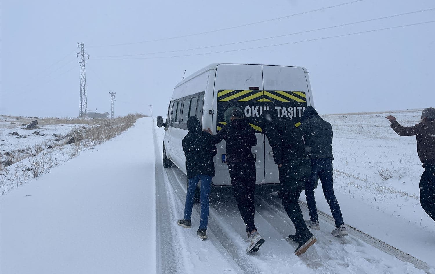 Li Agiriyê minibuseke xwendekaran ji ber berfê nikare biçe/Wêne: AA