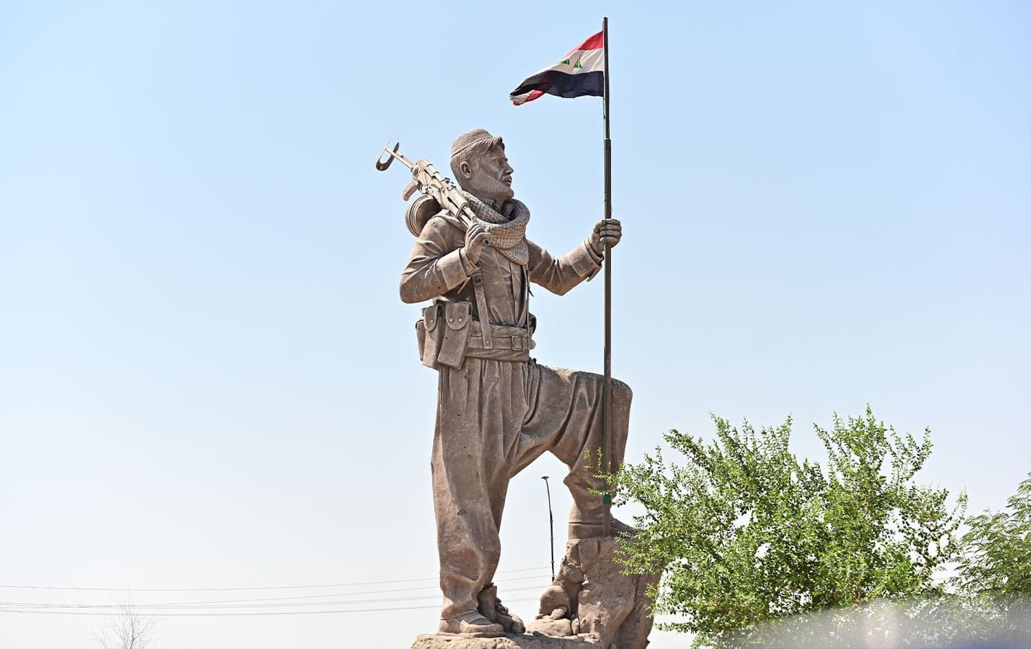 The Peshmerga statue in Kirkuk used to hold the flag of the Kurdistan Region prior to October 16, 2017 but has been replaced with the Iraqi flag since. Photo: Bilind T. Abdullah/Rudaw