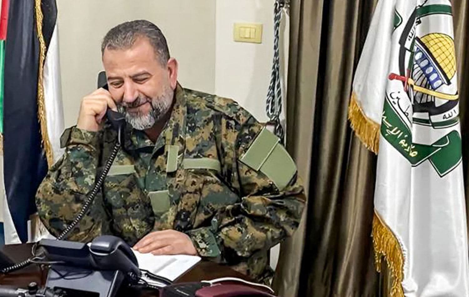 Aruri öldürülmeden önce Beyrut'taki bir ofiste telefonla konuşurken / AFP/ AFP