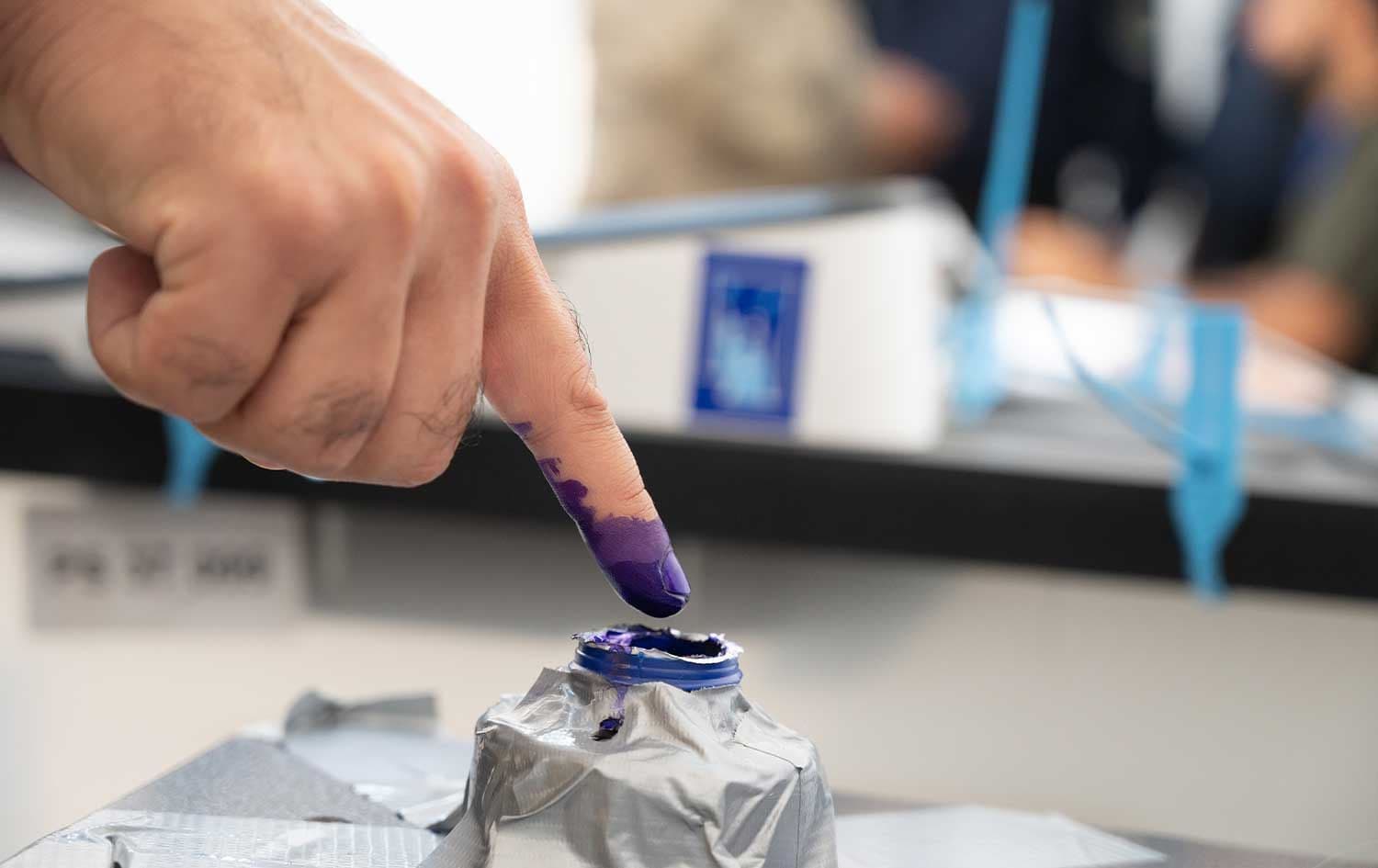 A voter dips his finger into ink after casting his vote. Photo: Rudaw/file 