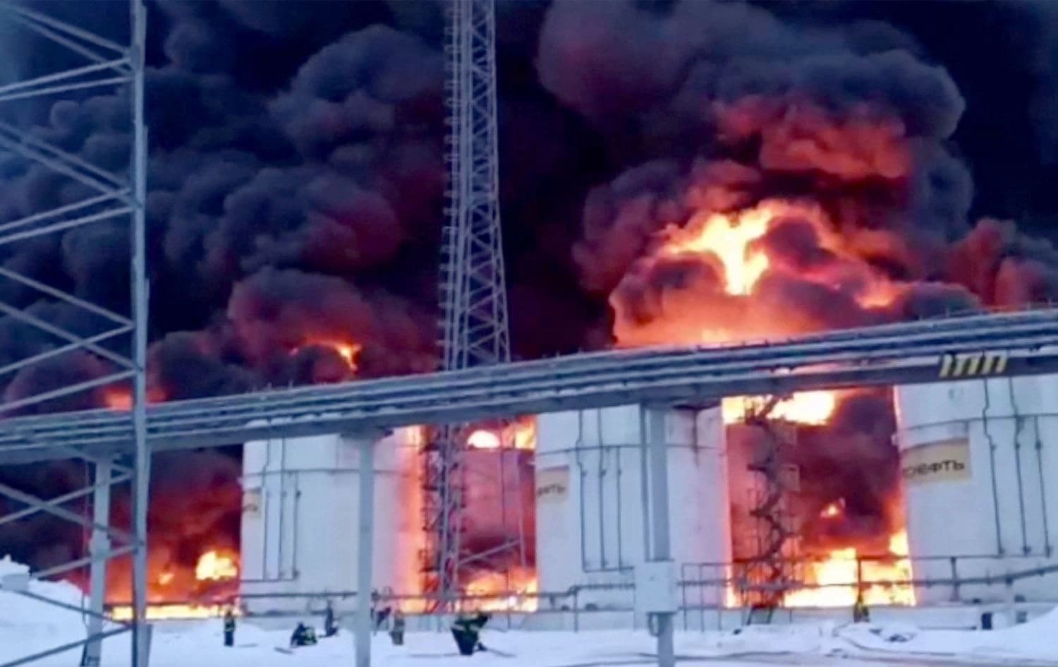 کۆگایەکی سووتەمەنیی رووسیا دوای بەئامانجکردنی لەلایەن ئۆکرایناوە