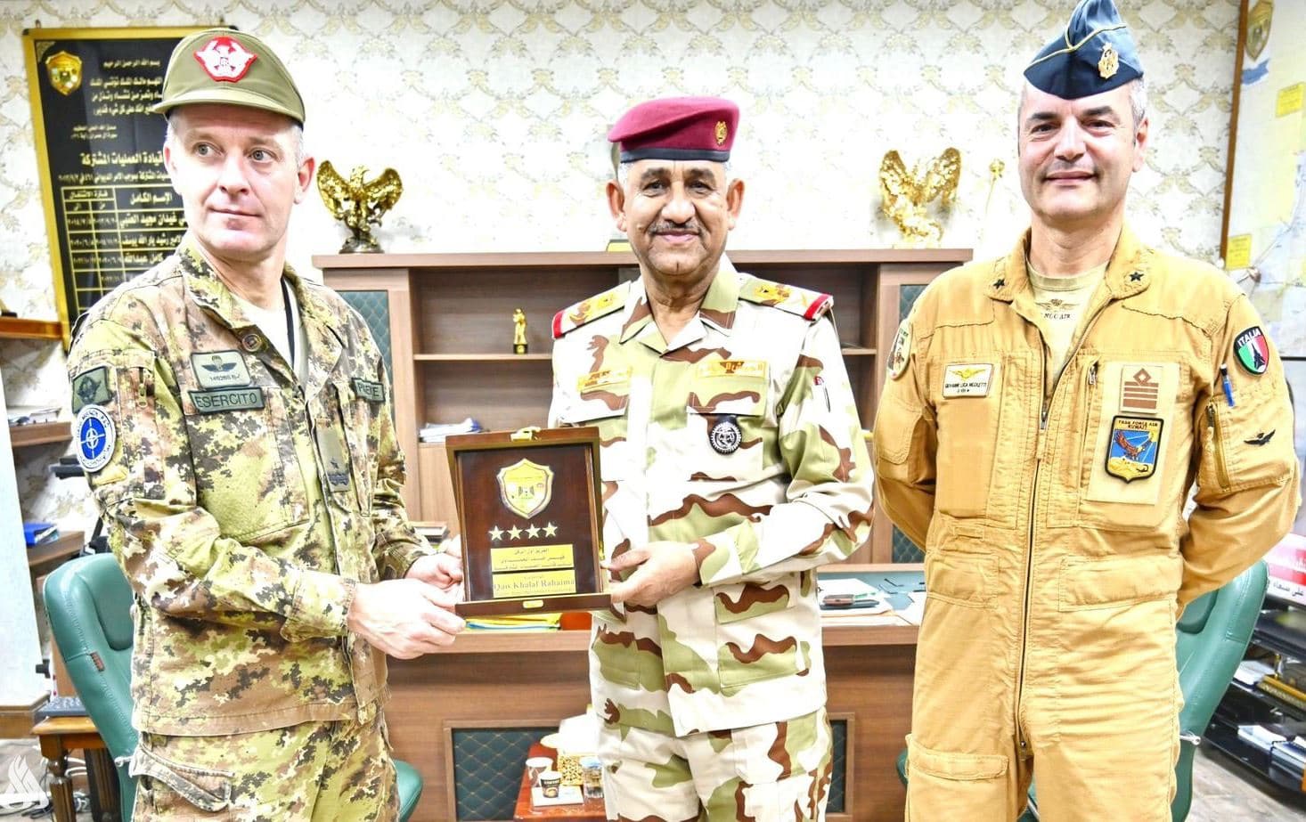 فەریقی یەکەمی روکن قەیس مەحمەداوی، جێگری فەرماندەی ئۆپەراسیۆنە هاوبەشەکانی عێراق، لە کاتی کۆبوونەوەی لەگەڵ شاندێکی سەربازیی ئیتاڵیا
