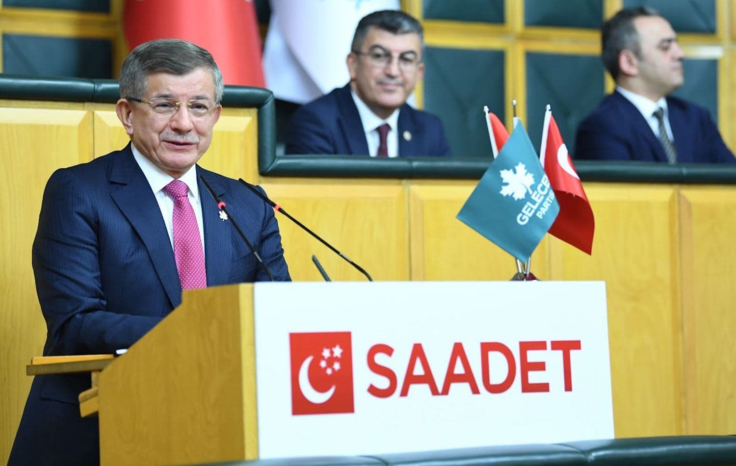 Bahçelî bi Kurdî gotinek ji Davutoglu re kir  wî jî bi Kurdî bersiva wî da