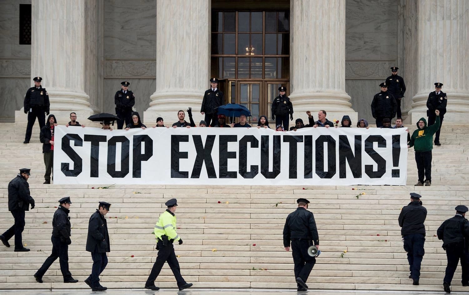 Police gathers to remove activists during an anti death penalty protest in front of the US Supreme Court. Photo: Brendan Smialowski/AFP