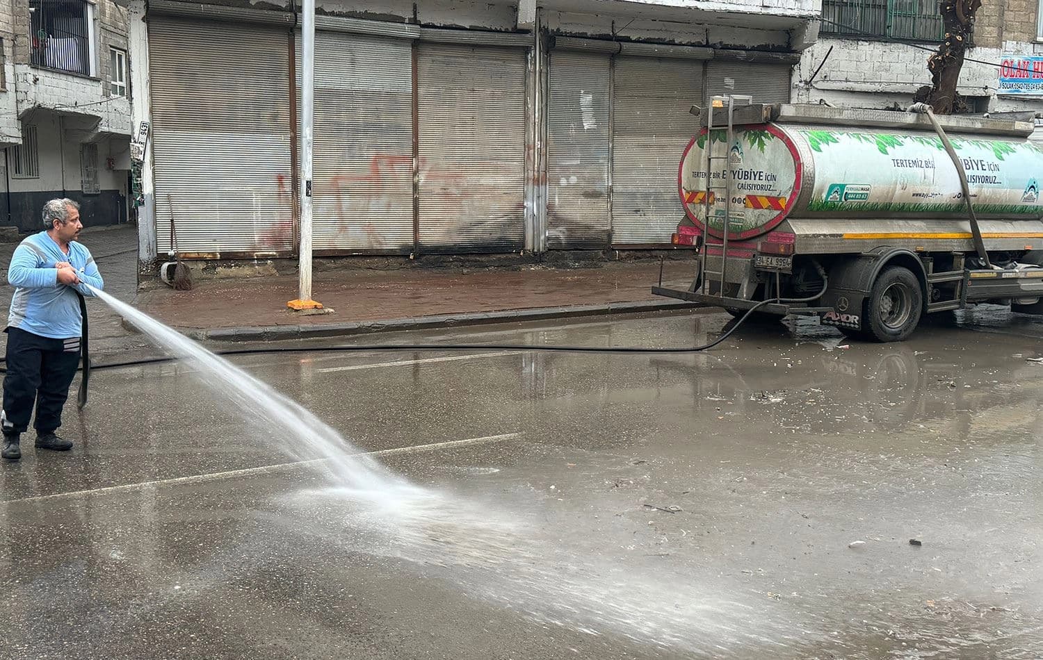 Urfa'da sağanak, yer yer su baskınlarına neden oldu. İhbar üzerine bölgeye sevk edilen ekipler, suyun tahliye edilmesi için çalışmalar yaptı. / AA