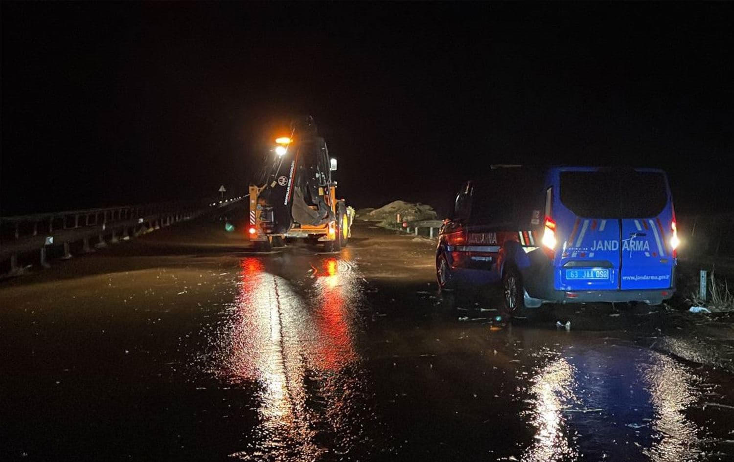 Urfa'da etkili olan sağanak nedeniyle Çoban Deresi'nin taşması sonucu Şanlıurfa-Viranşehir kara yolunda ulaşım sağlanamıyor