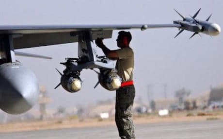 A US Air Force airman arms an F-16 Fighting Falcon aircraft at Iraq’s Balad air base, 2008. Photo: AFP