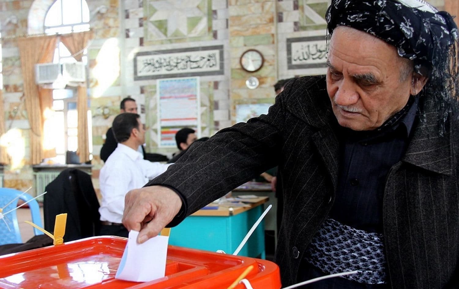 هاونیشتمانییەک لە مهاباد بە جلی کوردییەوە دەنگدەدات. 