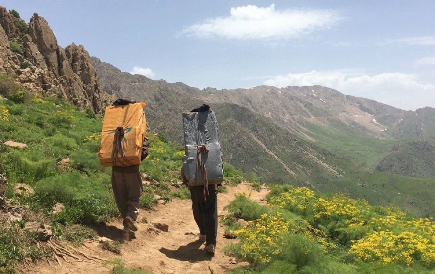 کۆڵبەرێک لە سنووری مەریوان گیانی لەدەستدا و دوو کۆڵبەری دیکەش بریندار بوون