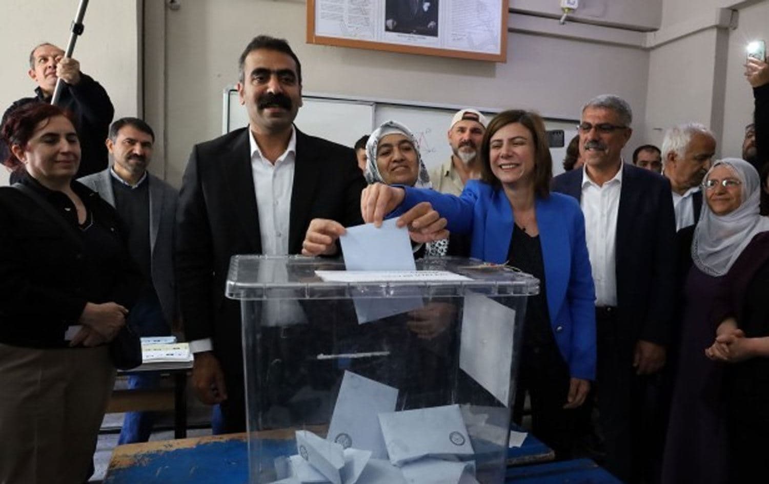 Namzedên hevşaredariyê yên DEM Partiyê yên Amedê Serra Bucak û Dogan Hatun 