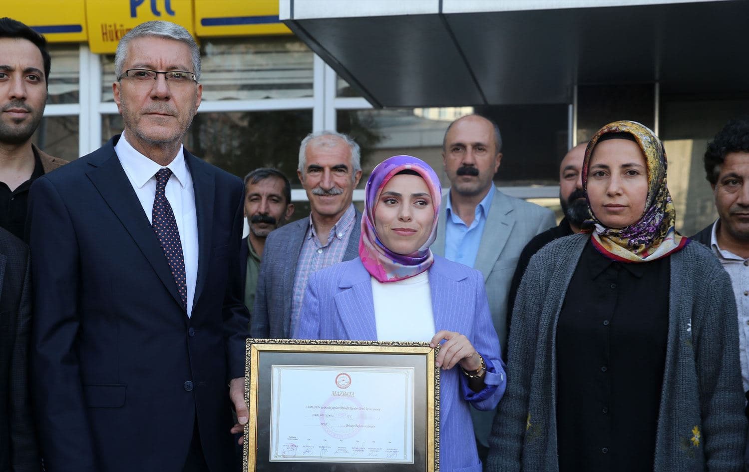 DEM Parti'den Muş Belediye Başkanlığına seçilen Sırrı Söylemez (solda), mazbatasını aldı.