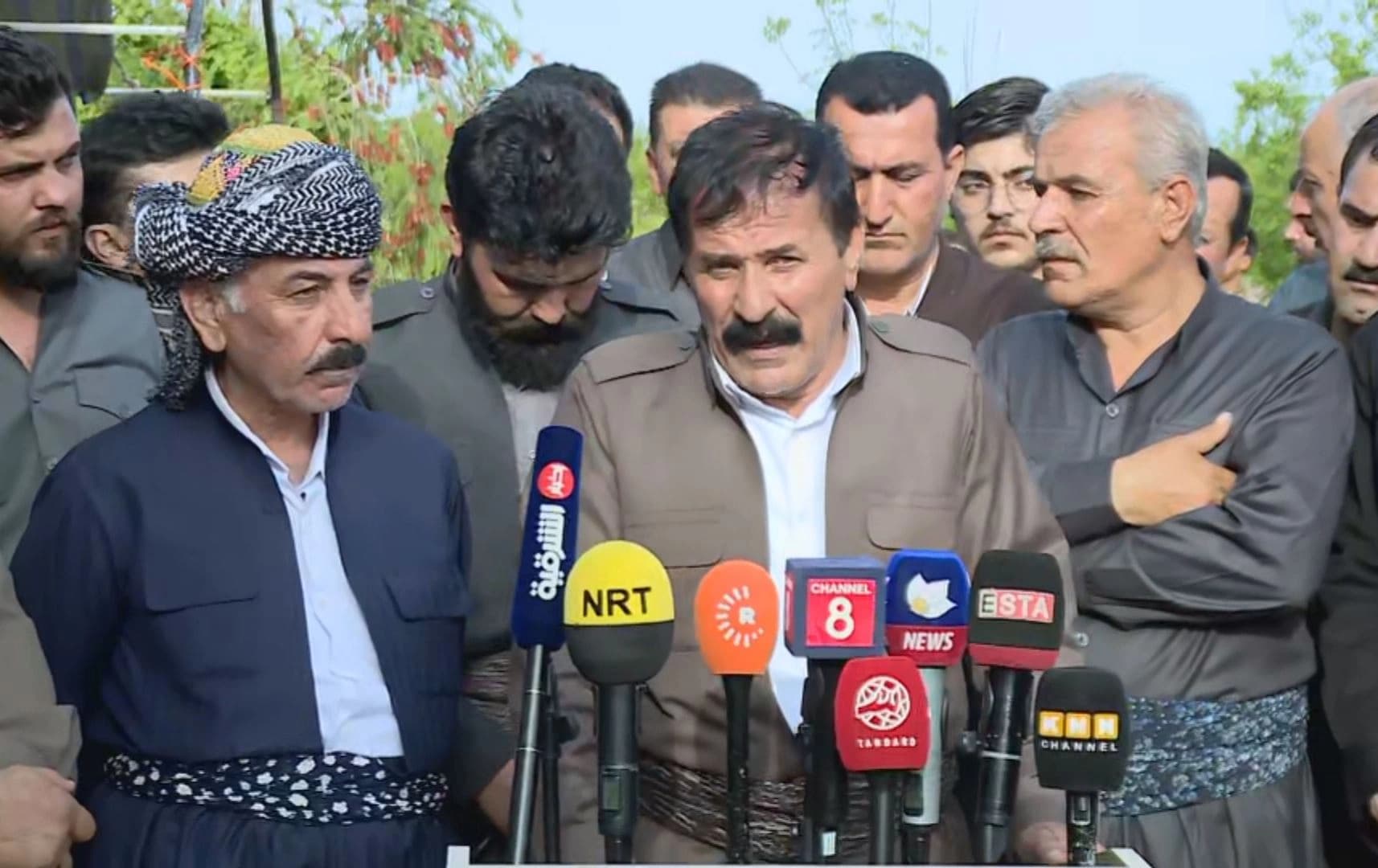 کەسوکاری خەسرۆ ئەمیر قسە بۆ کەناڵەکانی راگەیاندن دەکەن. وێنە: رووداو