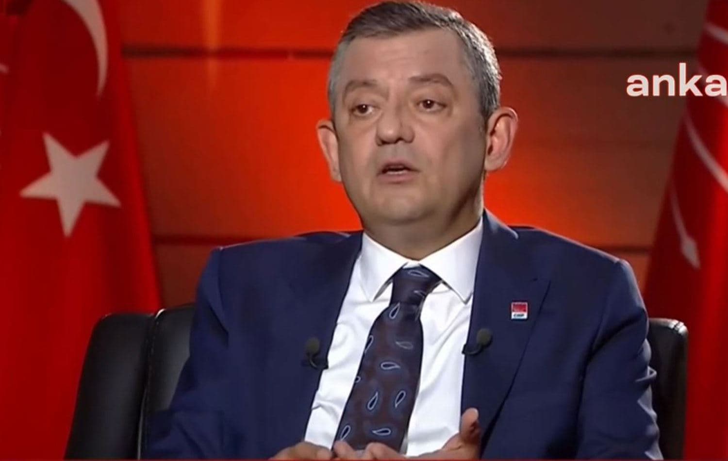 Özel, dün gece canlı yayınıda gazetecilerin sorularını yanıtladı.