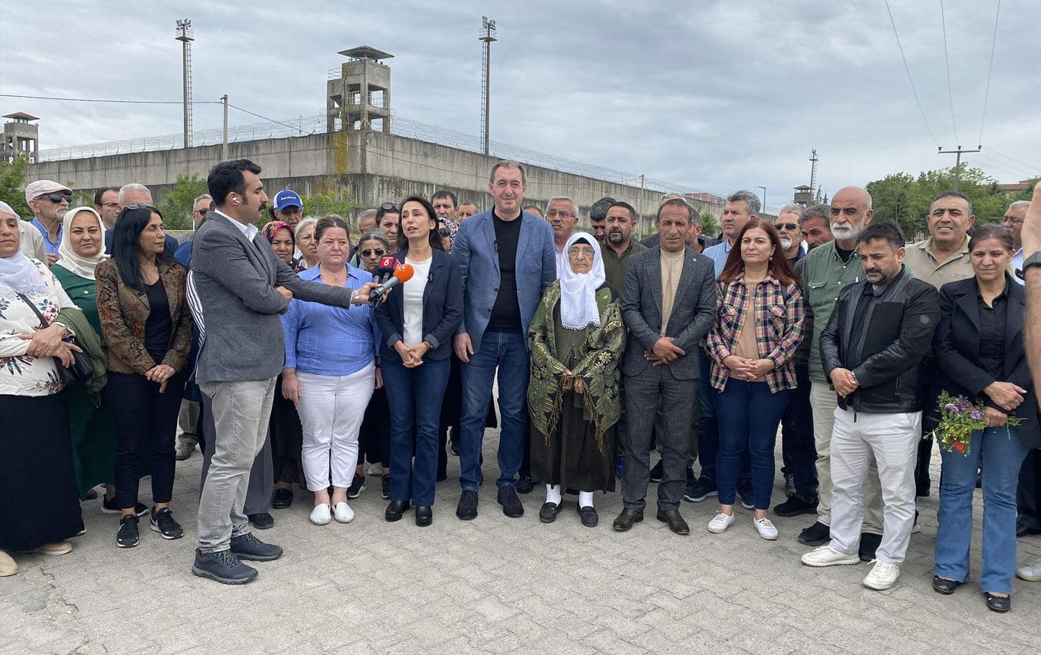 Kandıra Cezaevi’nde Figen Yüksekdağ’ı ziyaret eden DEM Parti Eş Genel Başkanları Tülay Hatimoğulları ve Tuncer Bakırhan daha sonra açıklama yaptı / Foto: Ömer Sönmez / Rûdaw