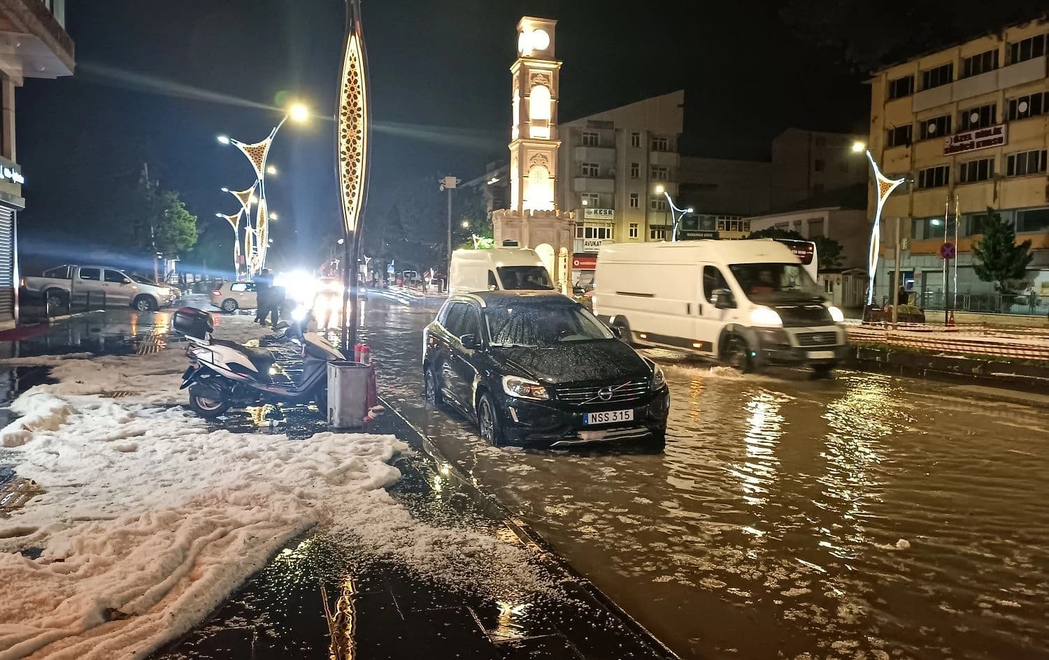 Baran û zîpikê bandoreke xirab li trafîkê kir / Wêne: AA
